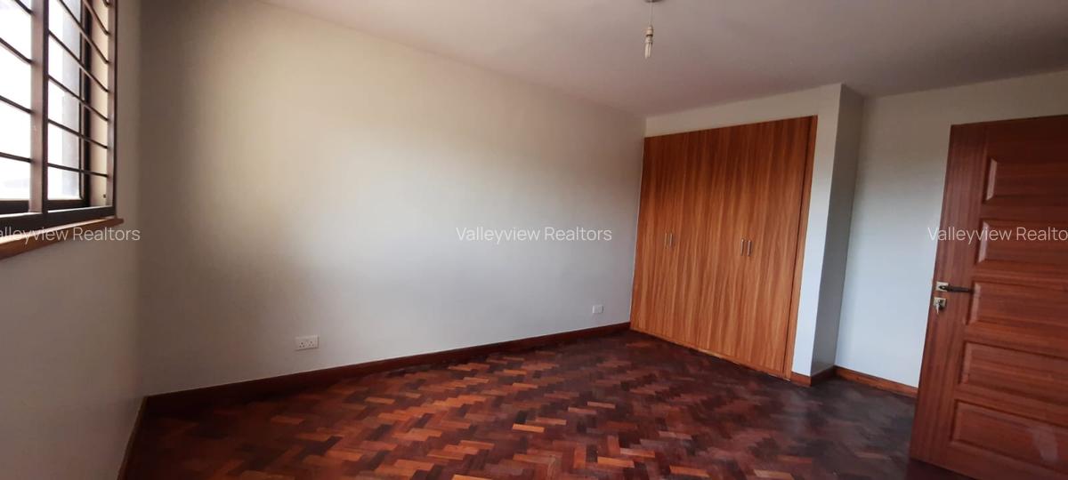 5 Bed Townhouse with En Suite at Lavington - 11