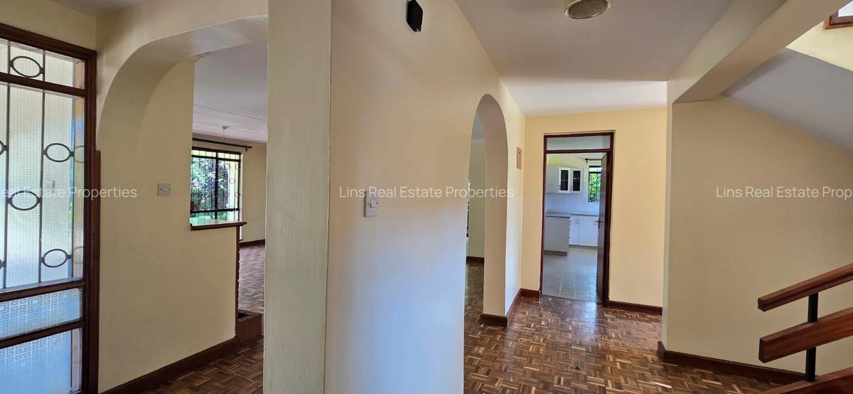 4 Bed House with En Suite in Mountain View - 12