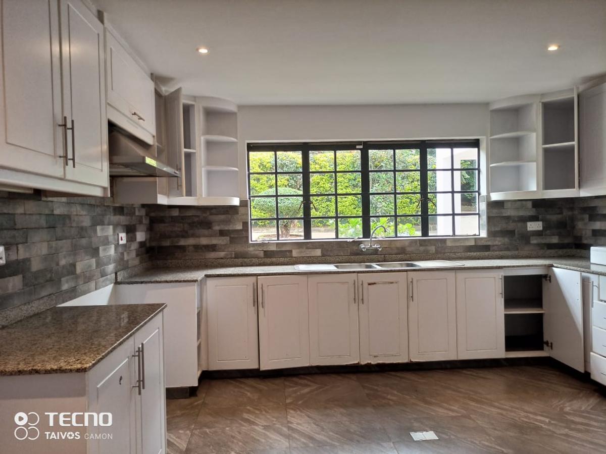 5 Bed Villa with En Suite in Rosslyn - 5