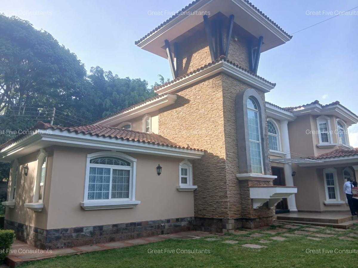 5 Bed Villa with En Suite in Rosslyn - 3