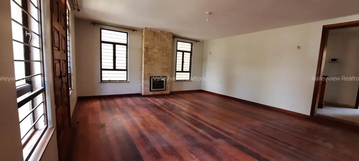 5 Bed Townhouse with En Suite at Lavington - 5