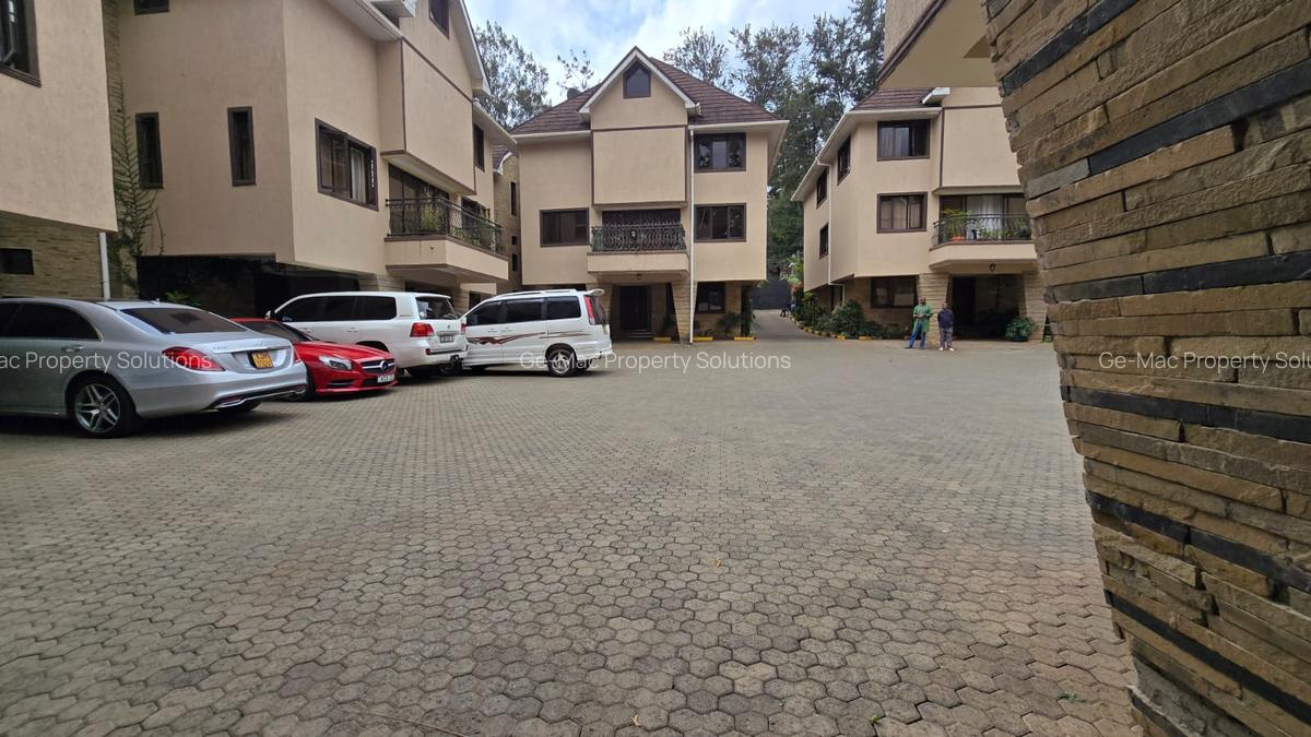5 Bed House with En Suite in Lavington - 20
