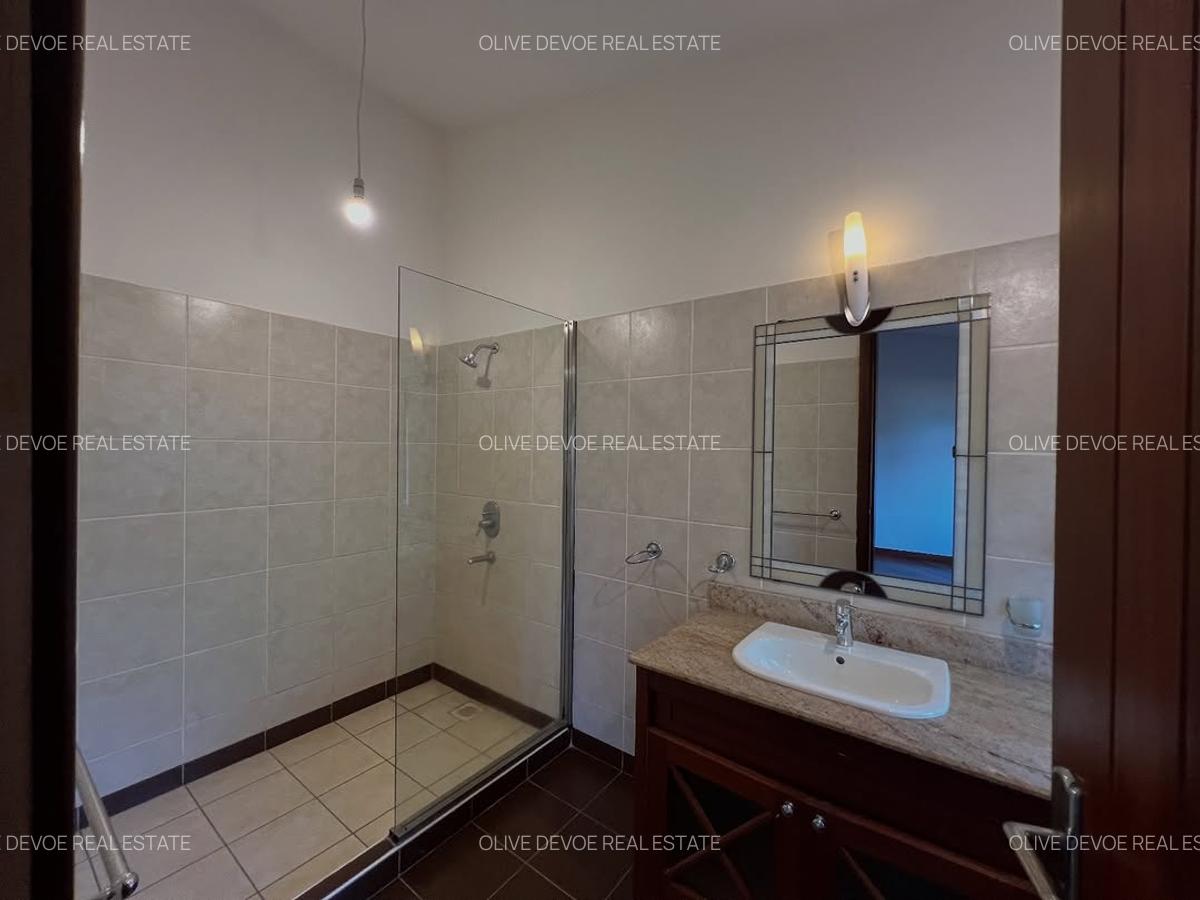 5 Bed House with En Suite in Runda - 13