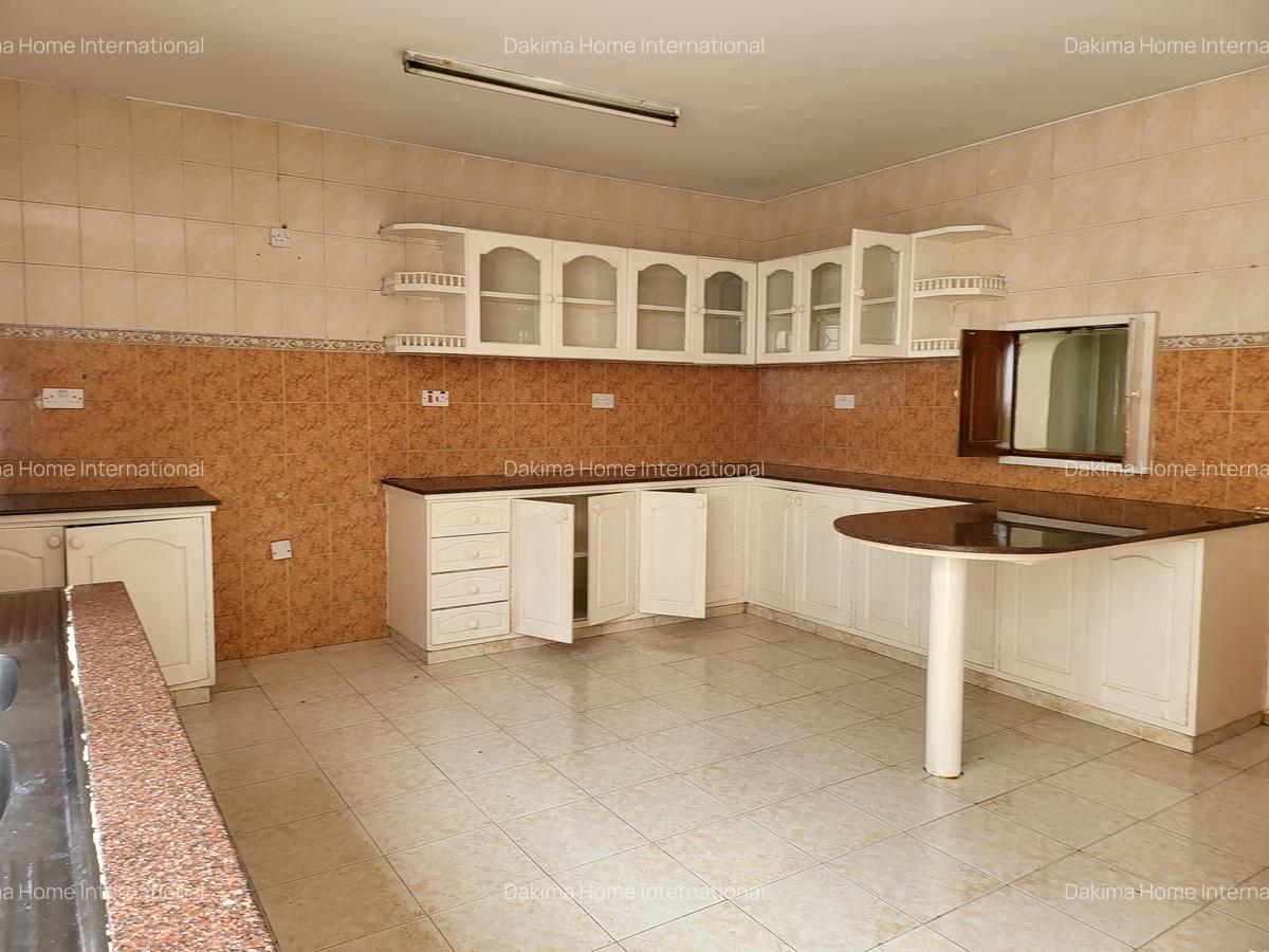 4 Bed Townhouse with En Suite in Spring Valley - 6