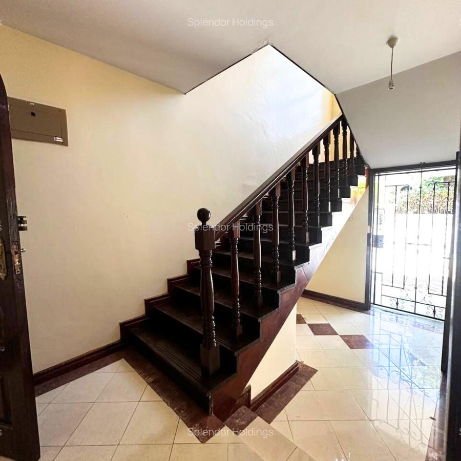 5 Bed Villa with En Suite in Riverside - 10