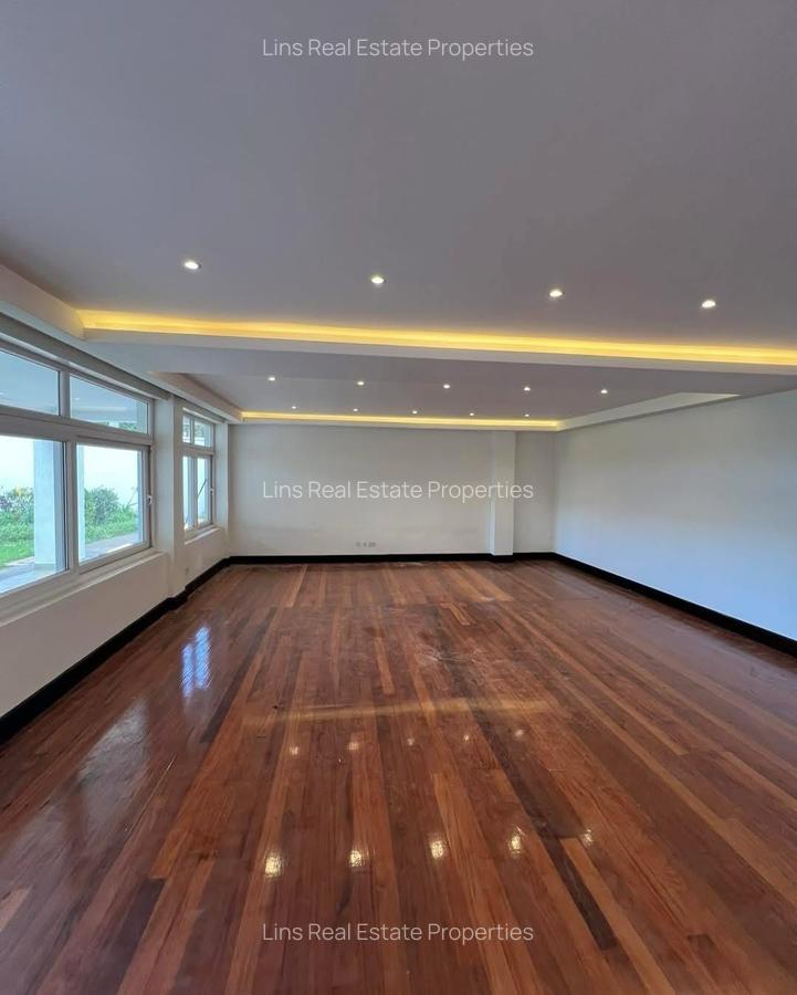 5 Bed House with En Suite in Runda - 14