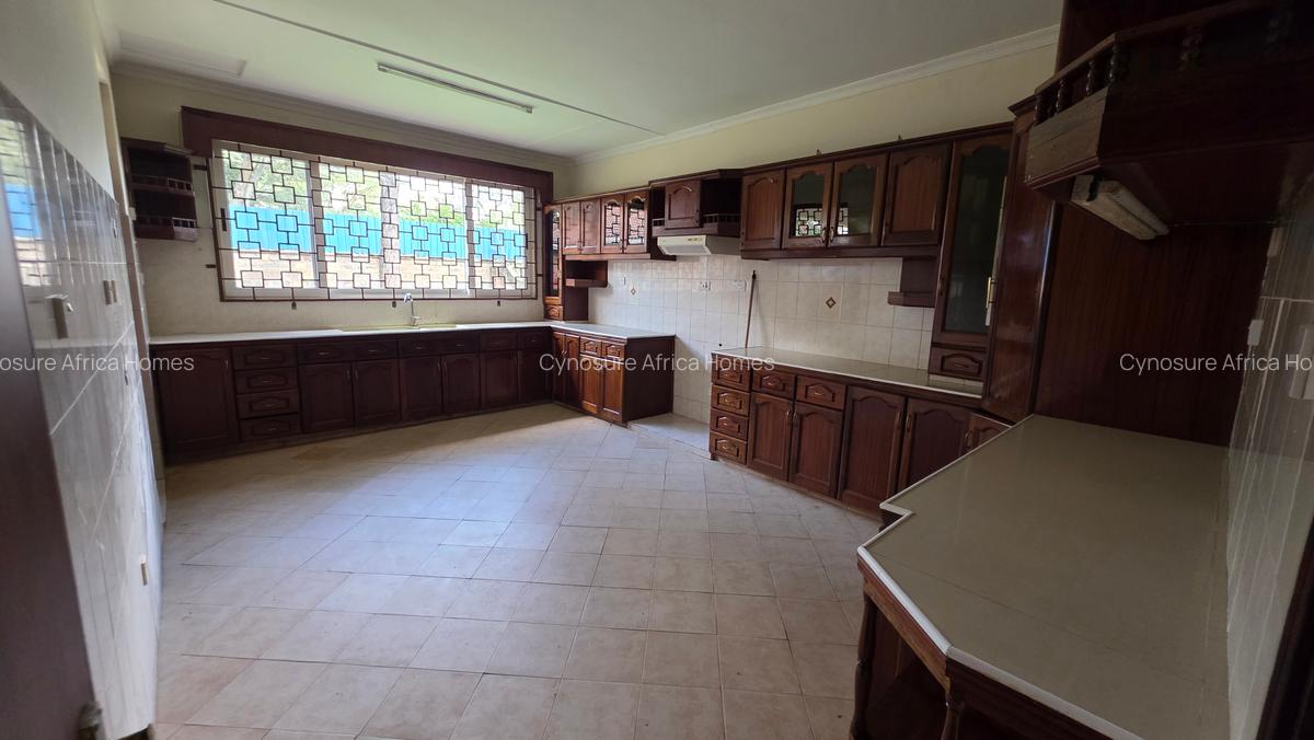 5 Bed Townhouse with En Suite at Lavington - 4