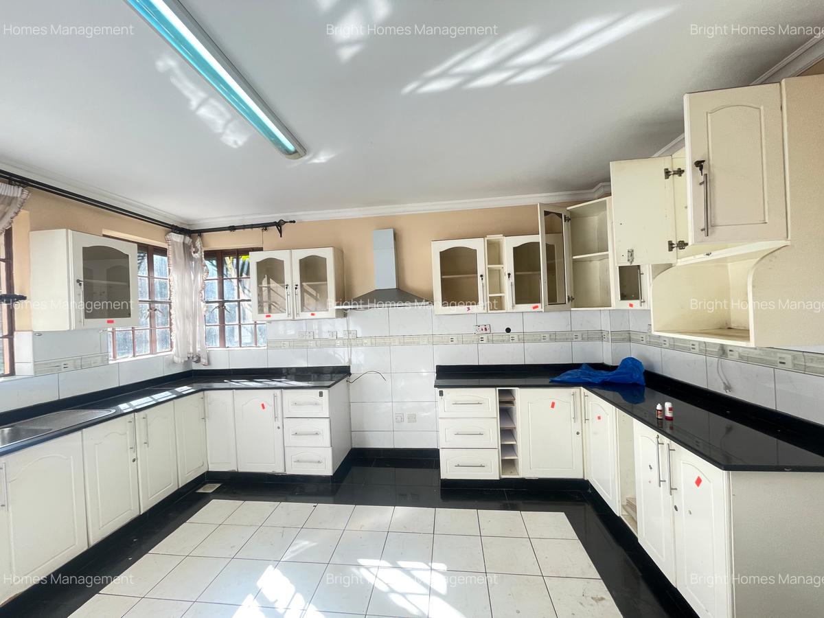 5 Bed Townhouse with En Suite in Lavington - 4