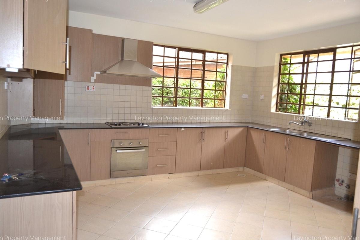 5 Bed Villa with En Suite at Lavington Green - 2