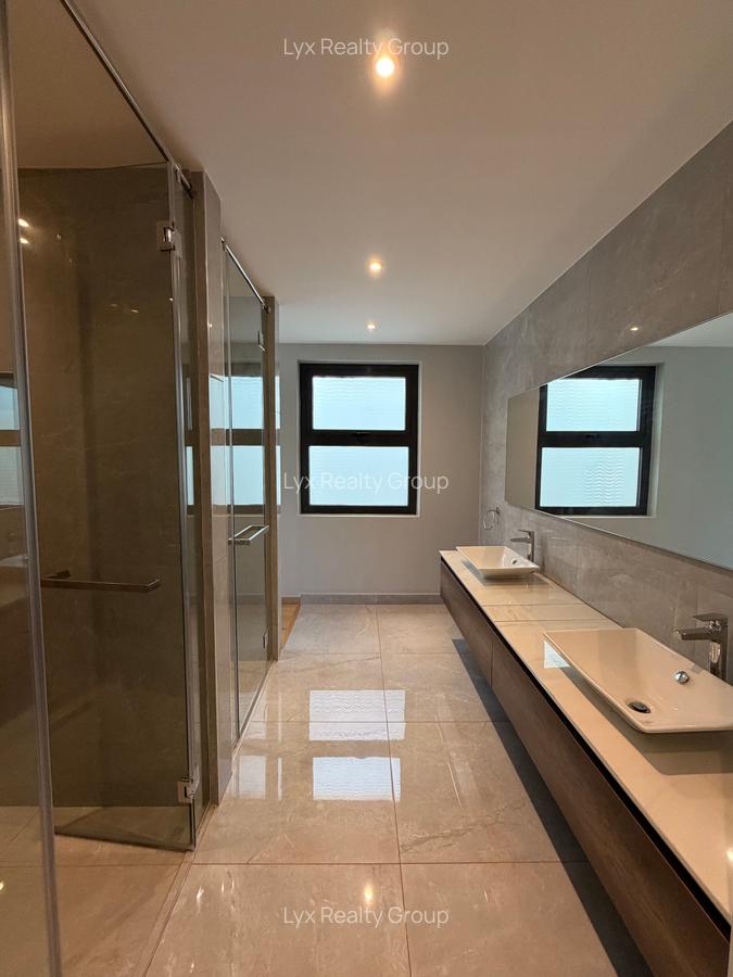 5 Bed Villa with En Suite in Spring Valley - 16