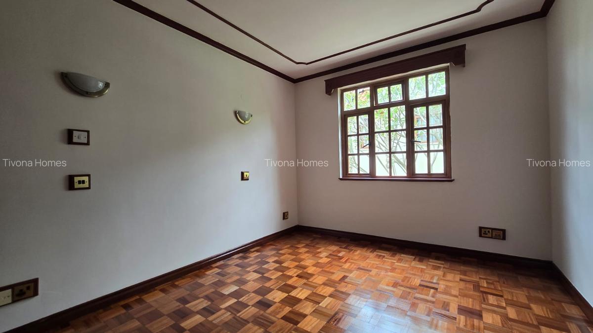 4 Bed House with En Suite in Lavington - 15