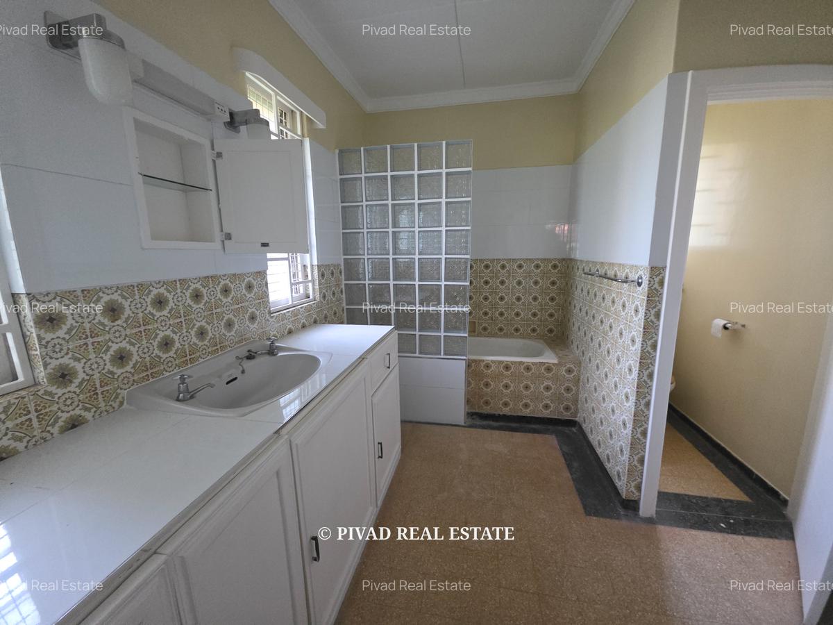 4 Bed House with Garden in Rosslyn - 9