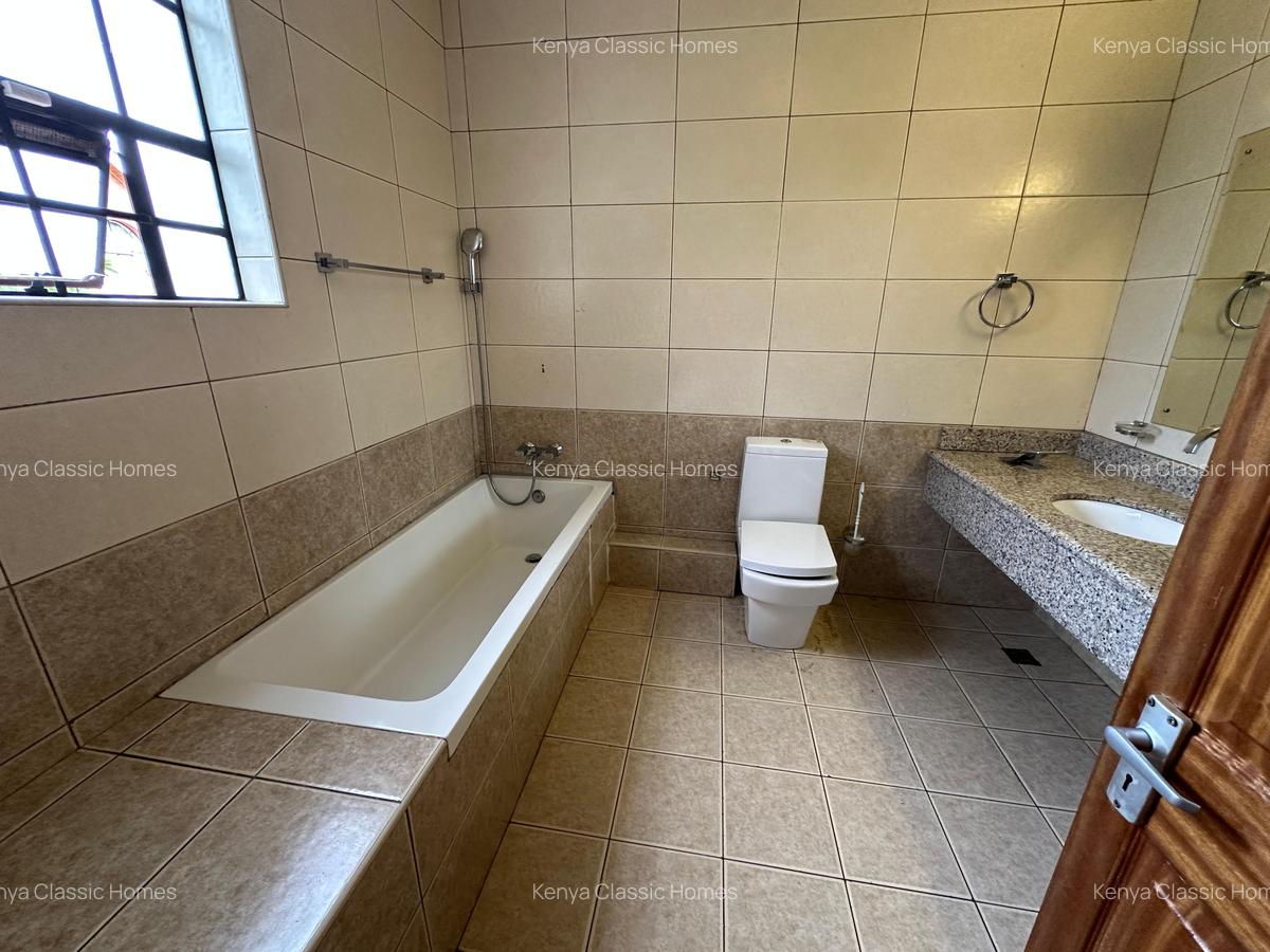 4 Bed Villa with En Suite at Lavington - 14