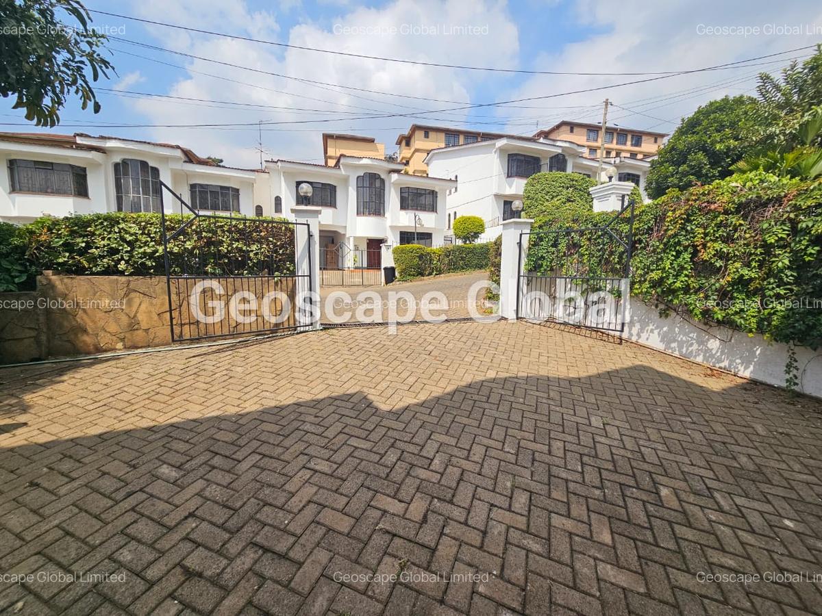 5 Bed Townhouse with En Suite in Riverside - 2