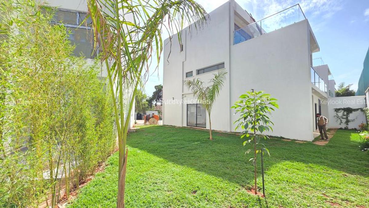 5 Bed Townhouse with En Suite at Lavington - 12