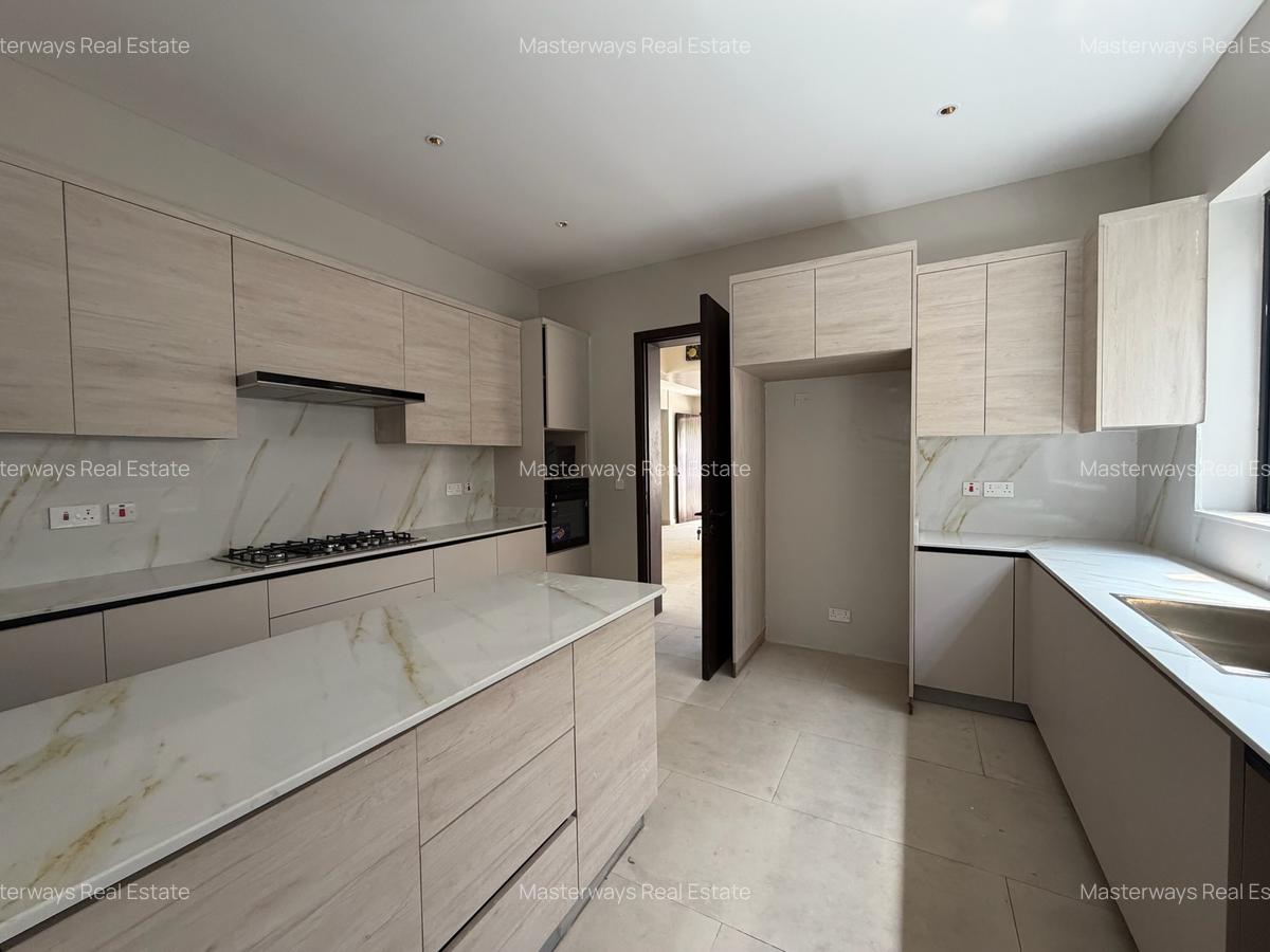 5 Bed Villa with En Suite in Lavington - 1