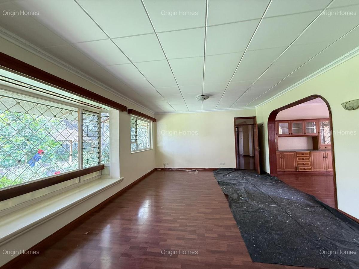 5 Bed House with En Suite at Lavington - 7