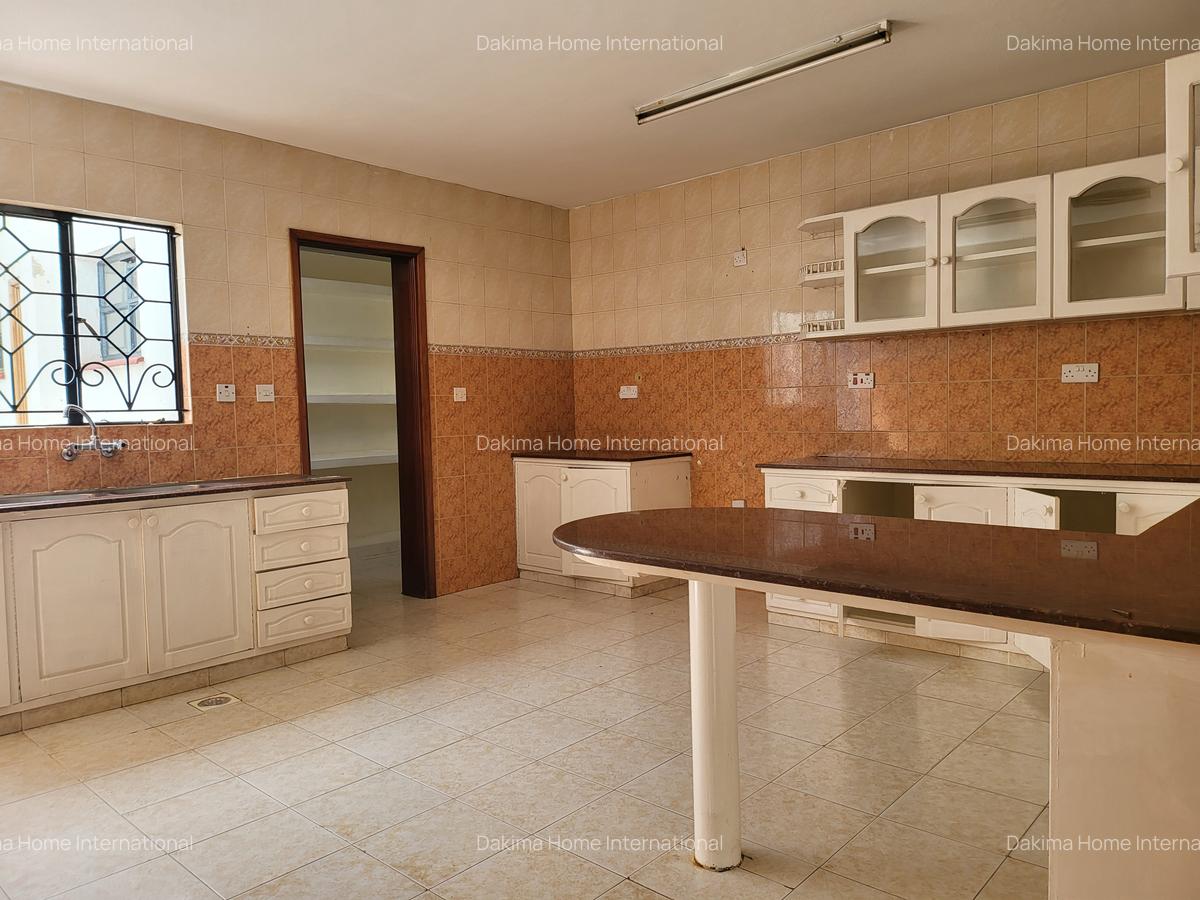 4 Bed Townhouse with En Suite in Spring Valley - 4