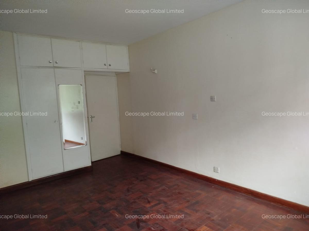 7 Bed House with En Suite in Lavington - 6