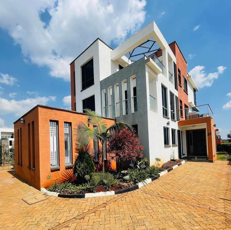 4 Bed Townhouse with En Suite at Membley - 1