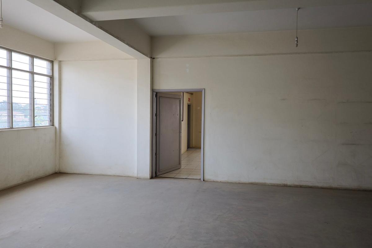 4,830 ft² Office with Service Charge Included in Industrial Area - 20