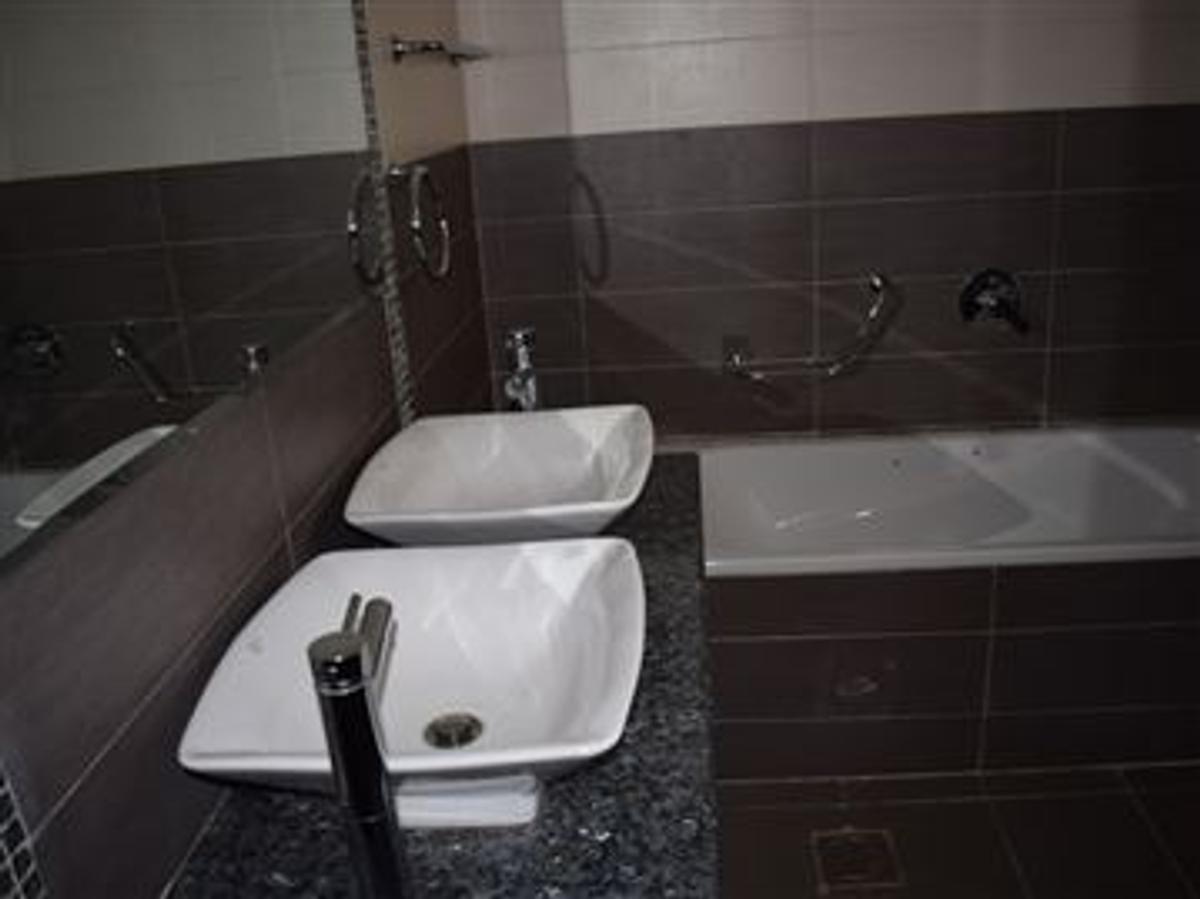 4 Bed Townhouse with En Suite in Lavington - 7
