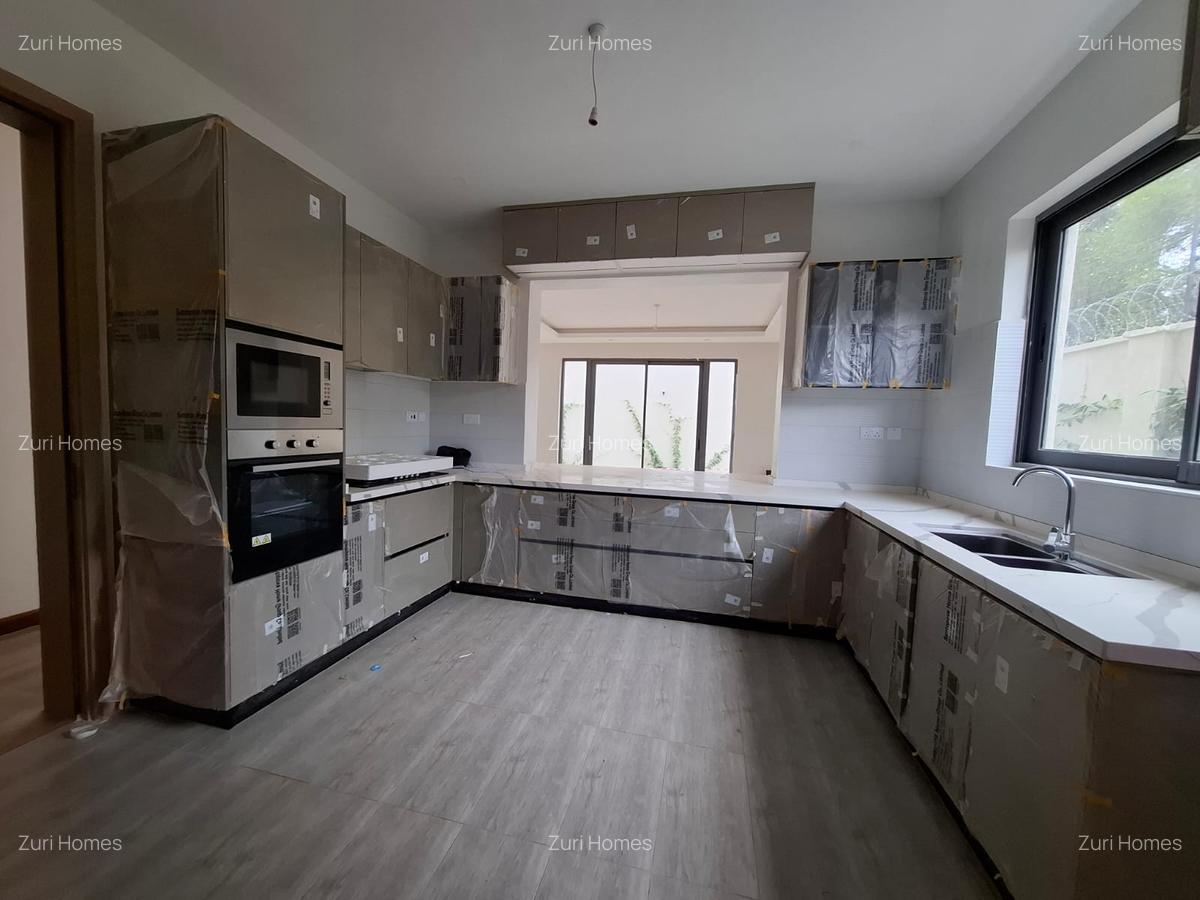 6 Bed Townhouse with En Suite in Lavington - 2