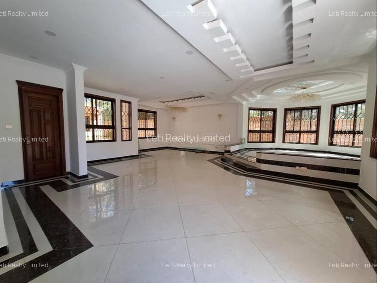 5 Bed Townhouse with En Suite in Lavington - 2