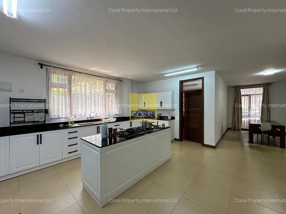 4 Bed Apartment in Riverside - 7