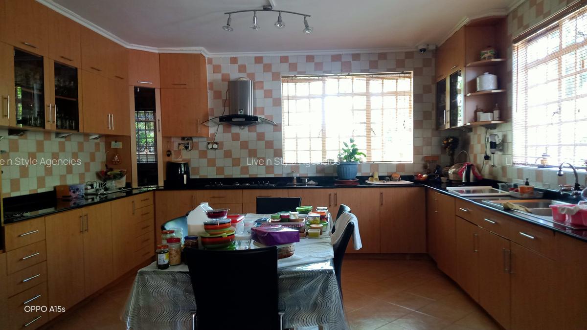 6 Bed House with En Suite in Runda - 16