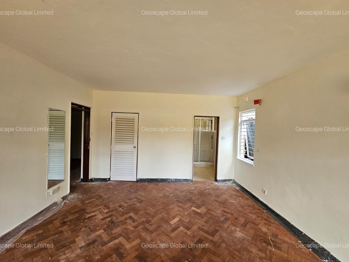 4 Bed House with En Suite in Runda - 10