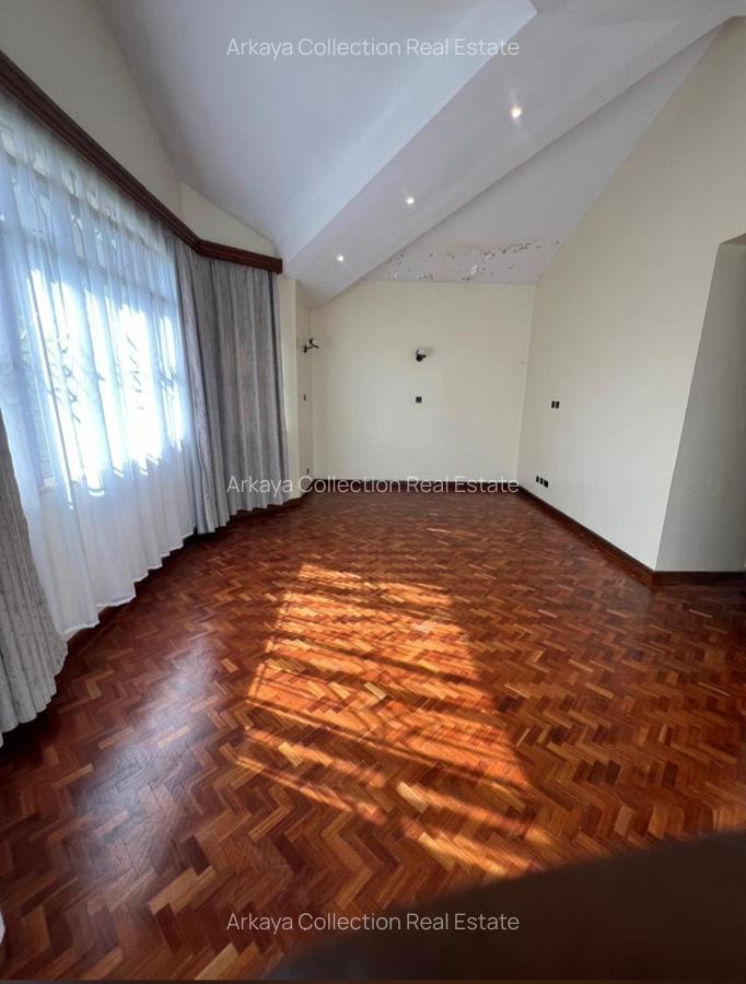6 Bed Villa with En Suite in Lavington - 2