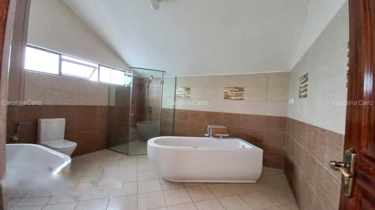 4 Bed House with En Suite at Grevillia Grove - 6