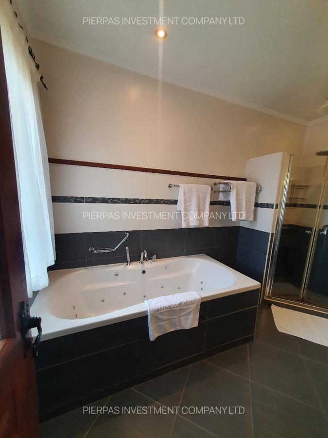 3 Bed House with En Suite in Ridgeways - 3