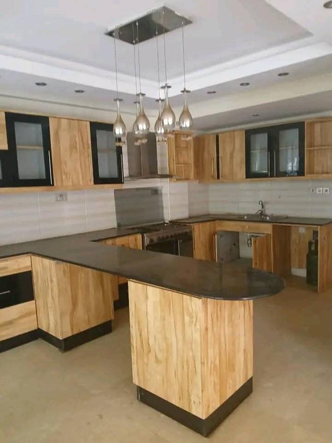 5 Bed Townhouse with En Suite at Lavington - 4