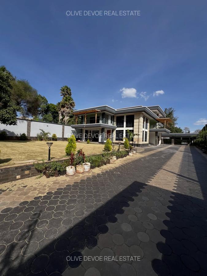 5 Bed House with En Suite in Runda - 1