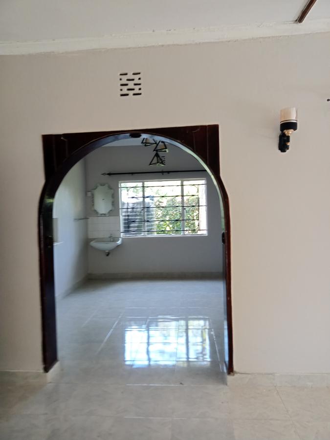 4 Bed House in Garden Estate - 13