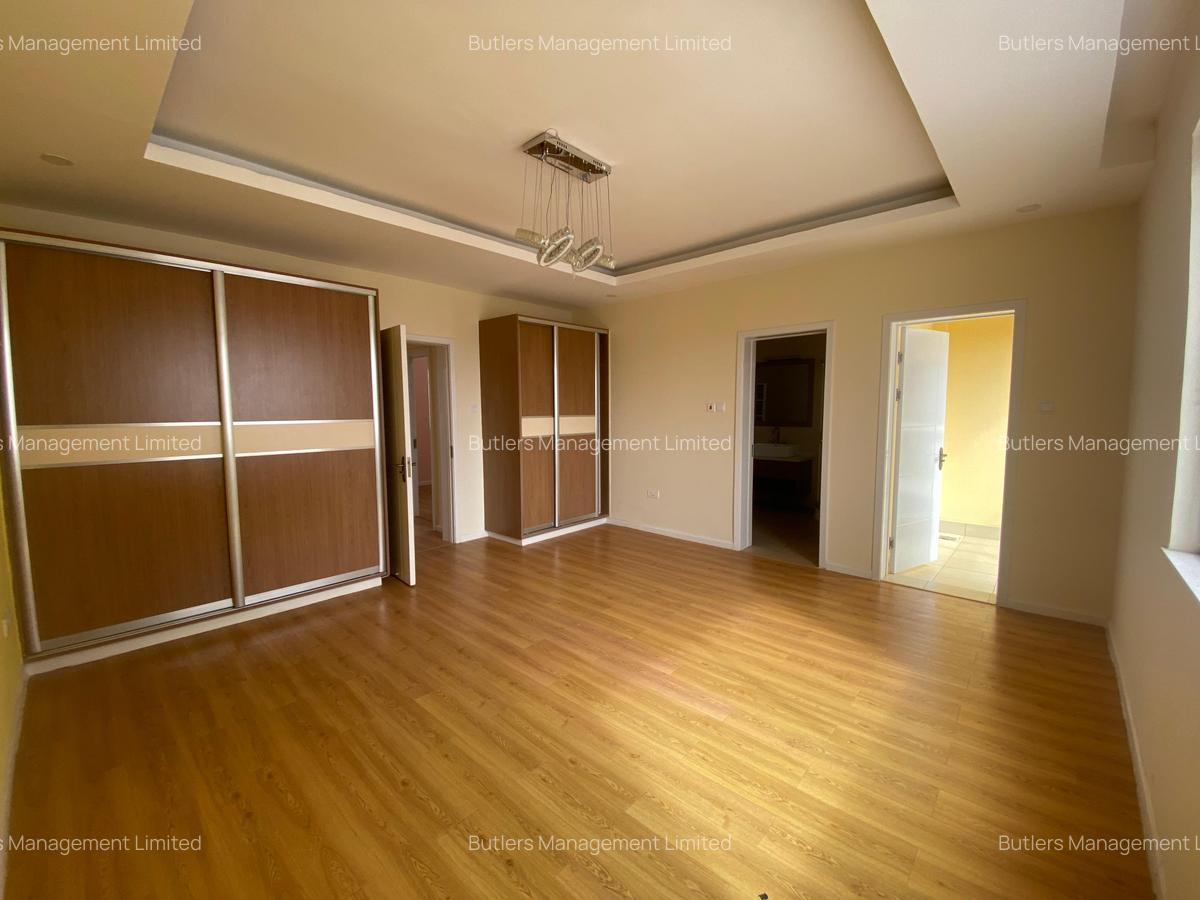 3 Bed Apartment with En Suite in Brookside - 8