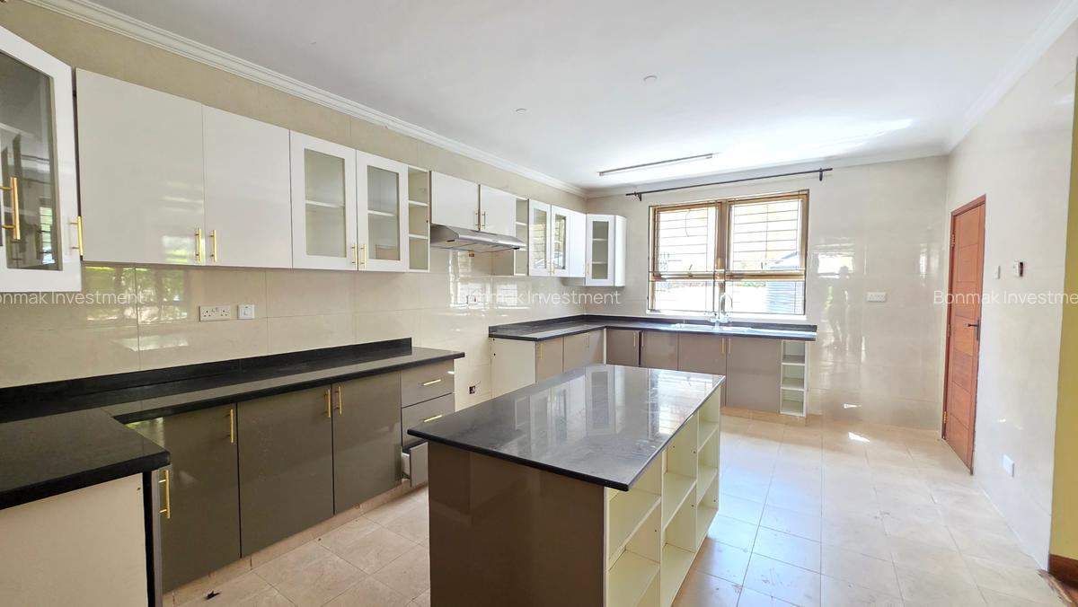 5 Bed Townhouse with En Suite at Lavington Green - 7