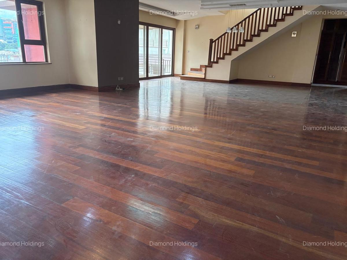 4 Bed Apartment with En Suite at Parklands - 15