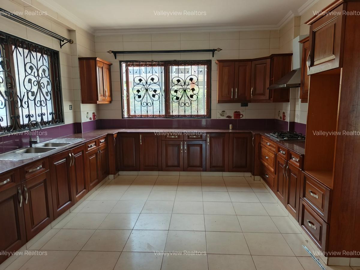 5 Bed Townhouse with En Suite at Lavington - 3