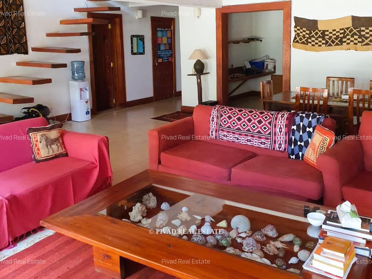 4 Bed House with En Suite in Rosslyn - 3