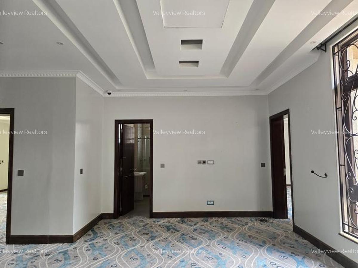 6 Bed Townhouse with En Suite at Lavington - 11