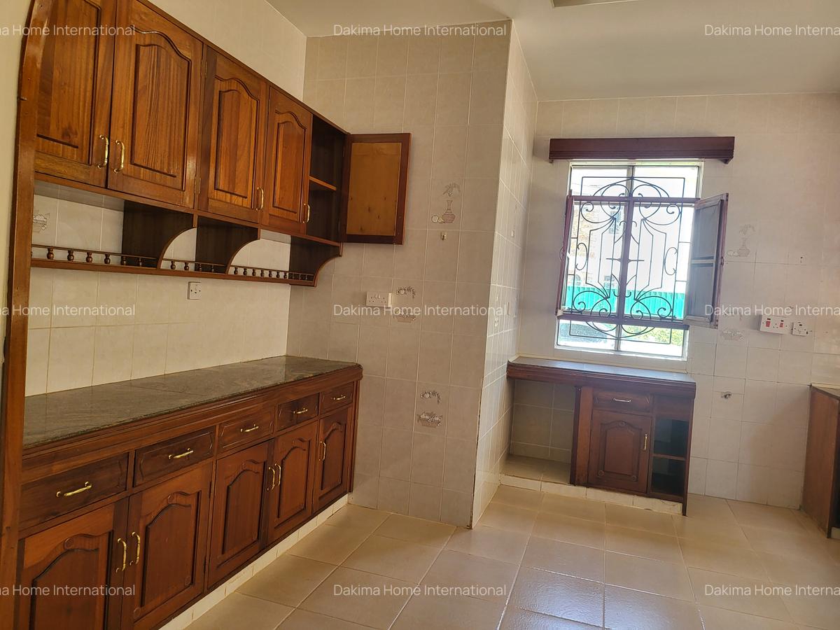 5 Bed House with En Suite in Nyari - 3