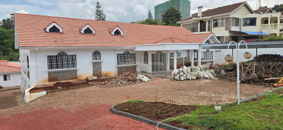 5 Bed House with En Suite at Lavington Green - 5