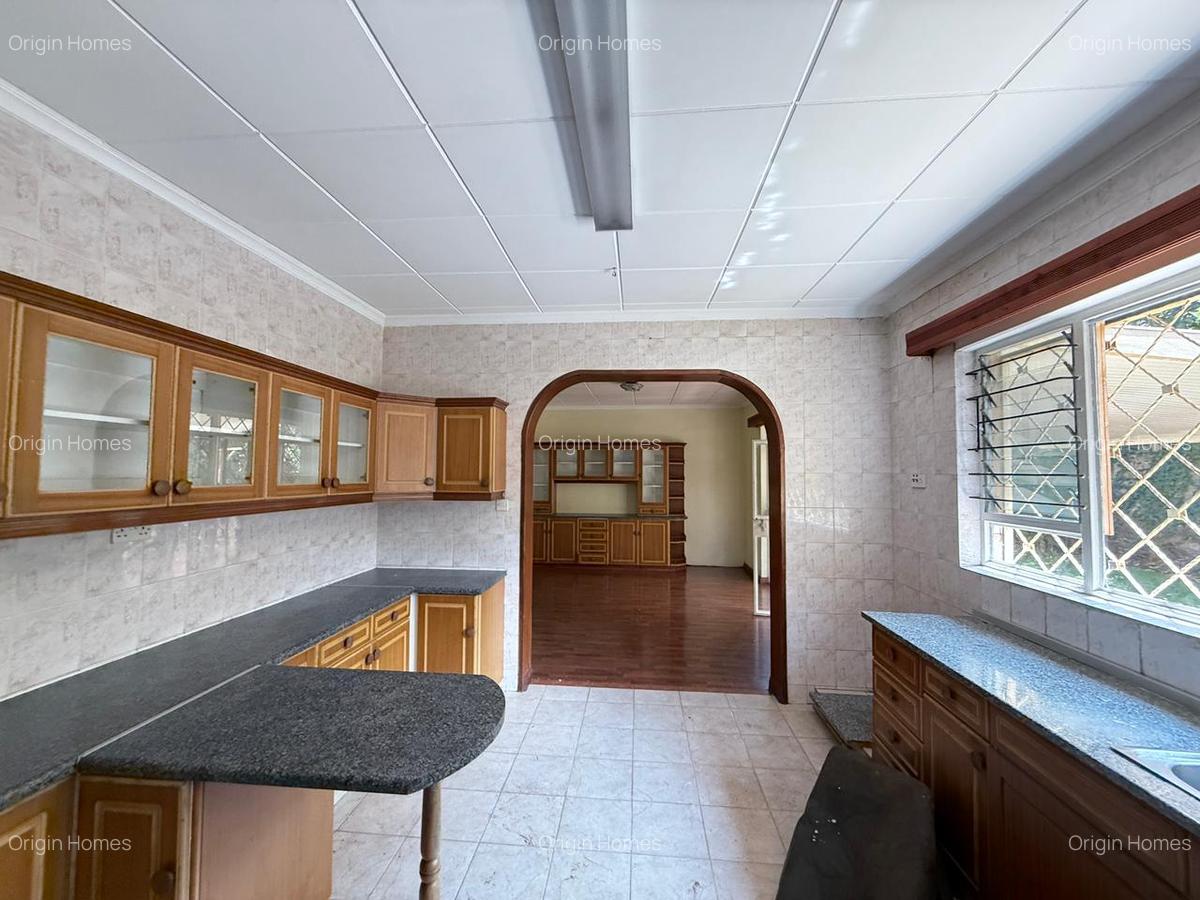 5 Bed House with En Suite in Lavington - 10