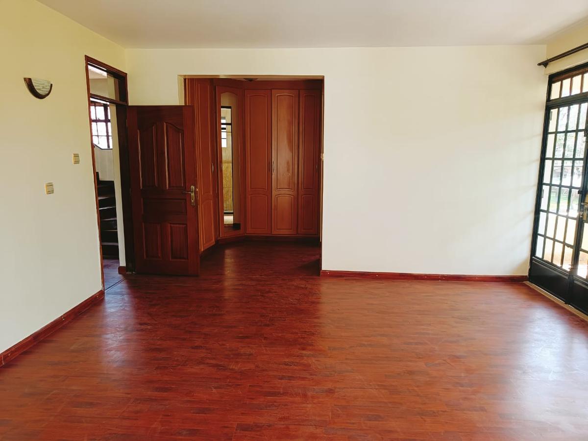 5 Bed House with En Suite in Lavington - 10