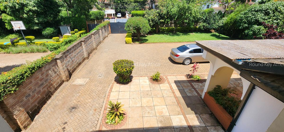 5 Bed House with En Suite in Mountain View - 6