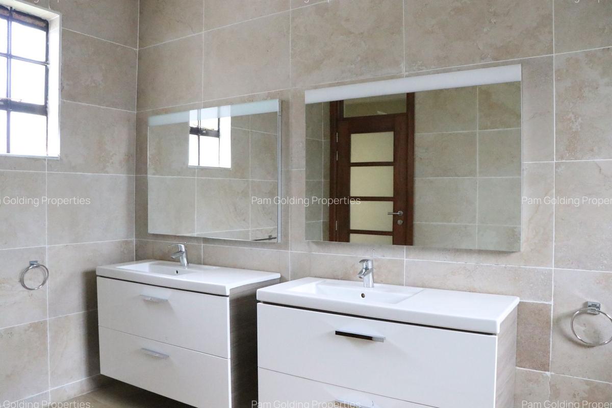 5 Bed Villa with En Suite in Runda - 12