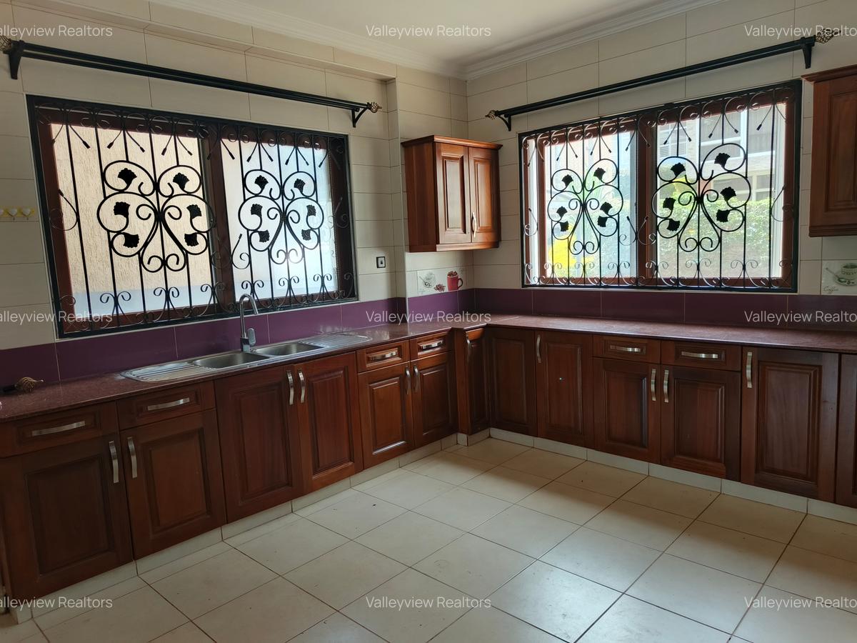 5 Bed Townhouse with En Suite at Lavington - 9